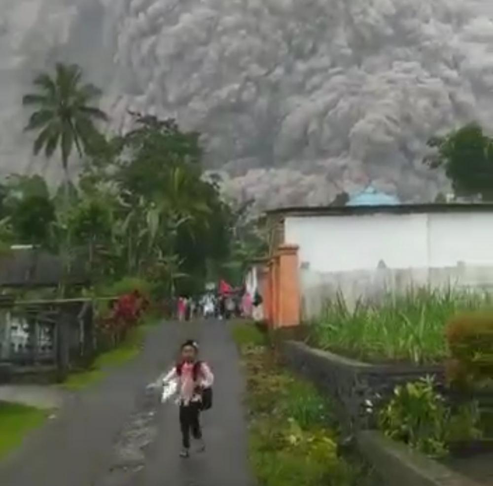 1 Warga Meninggal, 2 Hilang, 8 Terjebak dan 70 Orang Dilarikan ke Puskesmas Akibat Awan Panas Semeru