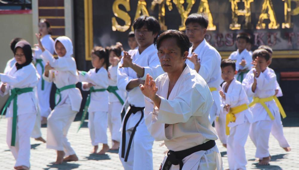 206 Karateka Ikuti UKT, Semarakkan HUT Bhayangkara ke-80 di Polres OKU Timur