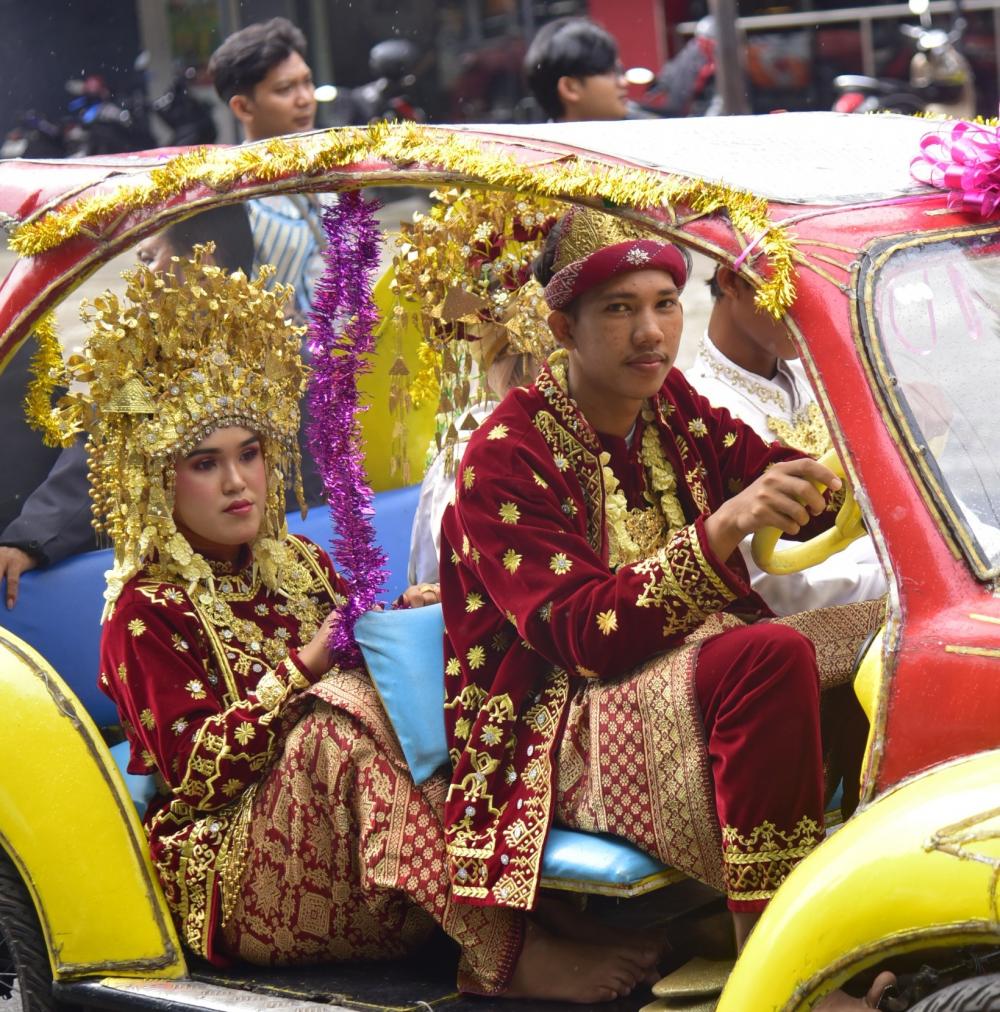 44 Pasangan Pengantin Ikuti Nikah Massal di Halaman Kantor Wali Kota Palembang, Diarak dengan Mobil Hias Keliling Kota