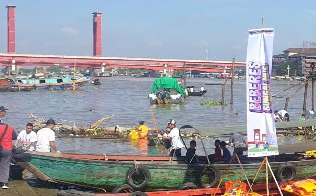 Ajak Ormas Hingga Komunitas Tebar Benih Ikan di Sungai Musi, Wawako Palembang: Menjaga Kelestarian Ekosistem Sungai