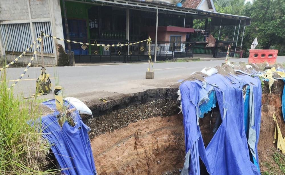 Akses Utama Desa Terancam Putus Akibat Longsor, Camat Sanga Desa: Rumah dan Balai Desa Tinggal 1 Meter dari Bibir Sungai