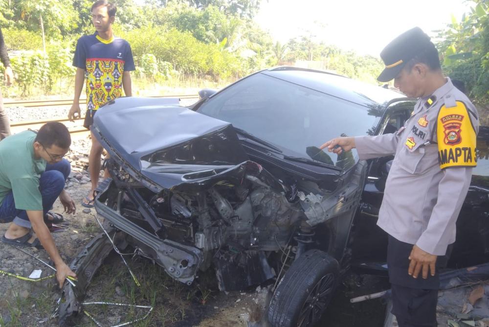 Ayah dan Anak Selamat dari Maut Setelah Diseruduk KA Babaranjang di Prabumulih, Mobil Ringsek Parah