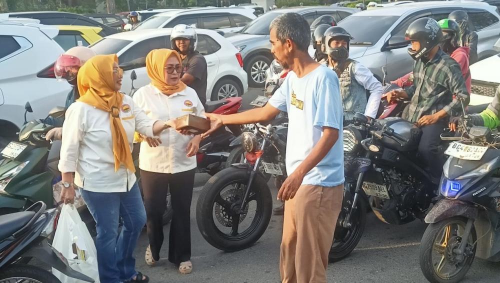 Bentuk Silaturahmi Komunitas Olahraga dan Masyarakat, POBSI Sumsel Bagikan Takjil di Titik Lokasi di Palembang