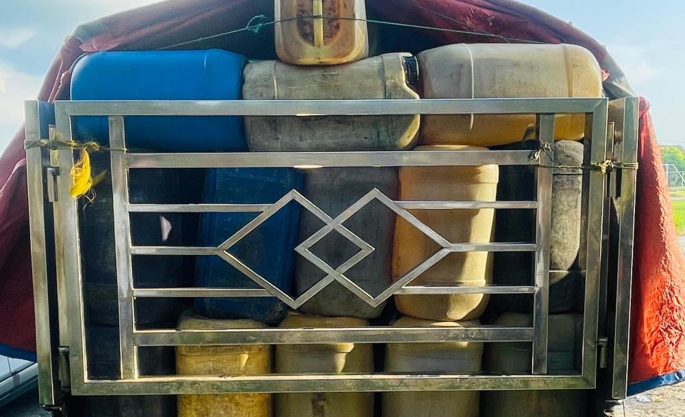 Bongkar Gudang Pengoplosan BBM Ilegal, Polisi Sita Ratusan Jeriken Pertalite Palsu