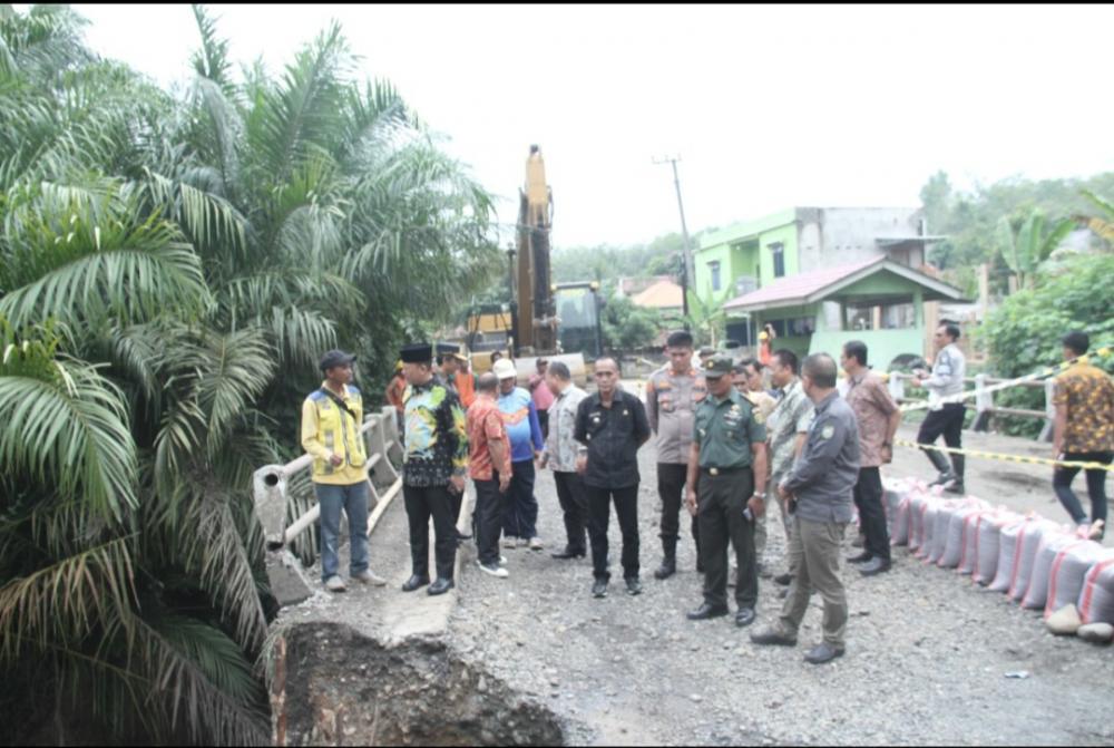 Bupati OKU Teddy Meilwansyah Tinjau Jembatan Amblas di Desa Pengaringan