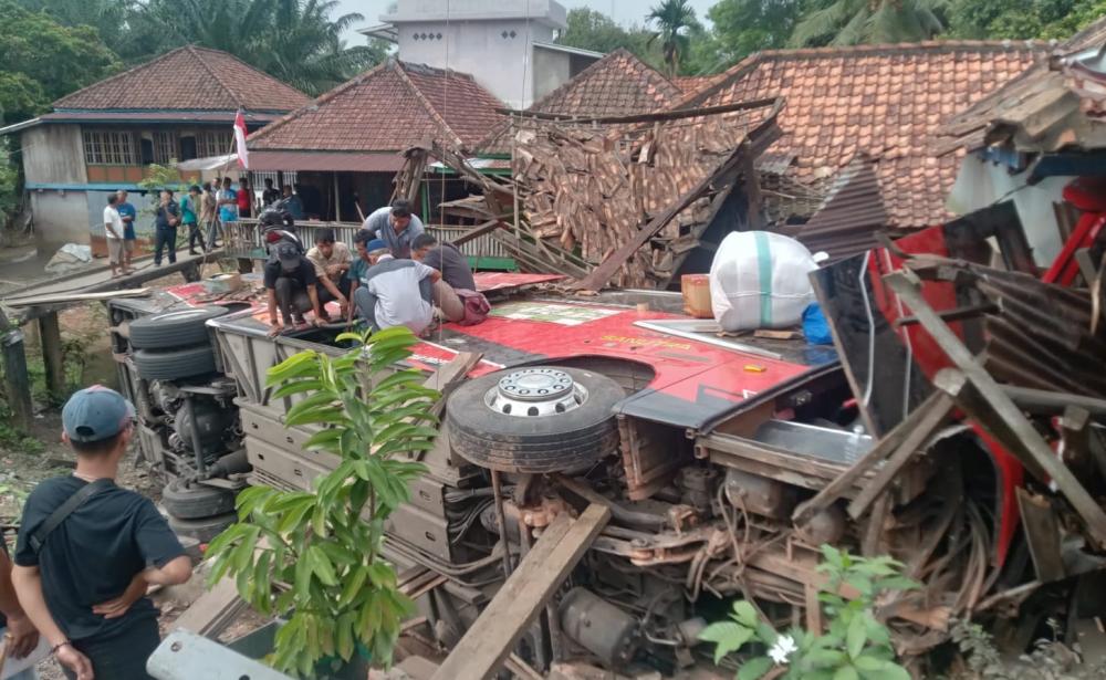 Bus AKAP Sinar Dempo Terjun ke Jurang dan Seruduk Rumah Warga di Muara Enim, 25 Penumpang Selamat