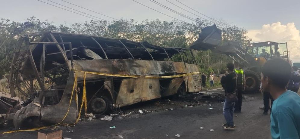Bus ALS Terbakar Usai Tabrakan dengan Truk Tangki BBM di Muratara, 16 Penumpang Tewas Terpanggang