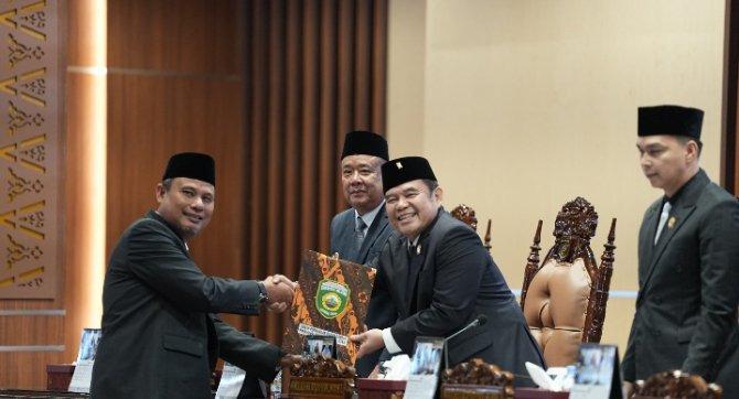 Cik Ujang Hadiri Paripurna DPRD, Pansus Perkebunan Sampaikan Hasil Kerja