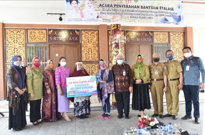 Dekranasda Sumsel Serahkan Bantuan Etalase Kepada Pelaku UMKM
