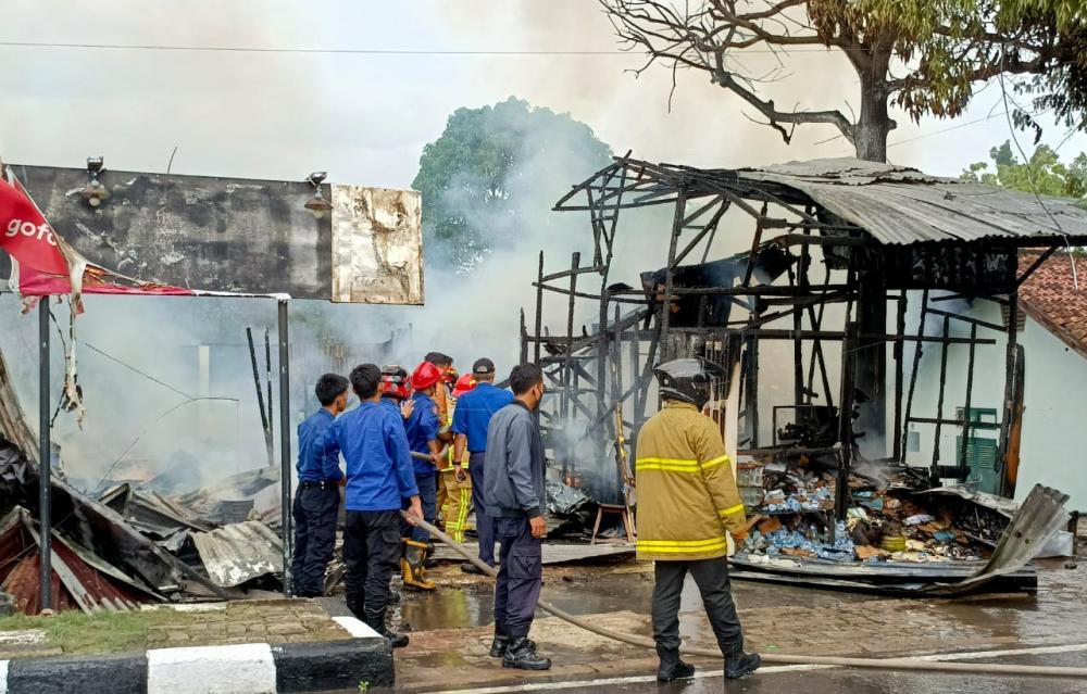 Delapan Kios Pedagang di Asrama Zidam Palembang Hangus Terbakar, Polisi Lakukan Penyelidikan