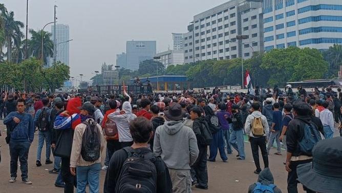 Demo Depan DPR, Anak Sekolah Ikut Bergabung Tanpa Mobil Komando