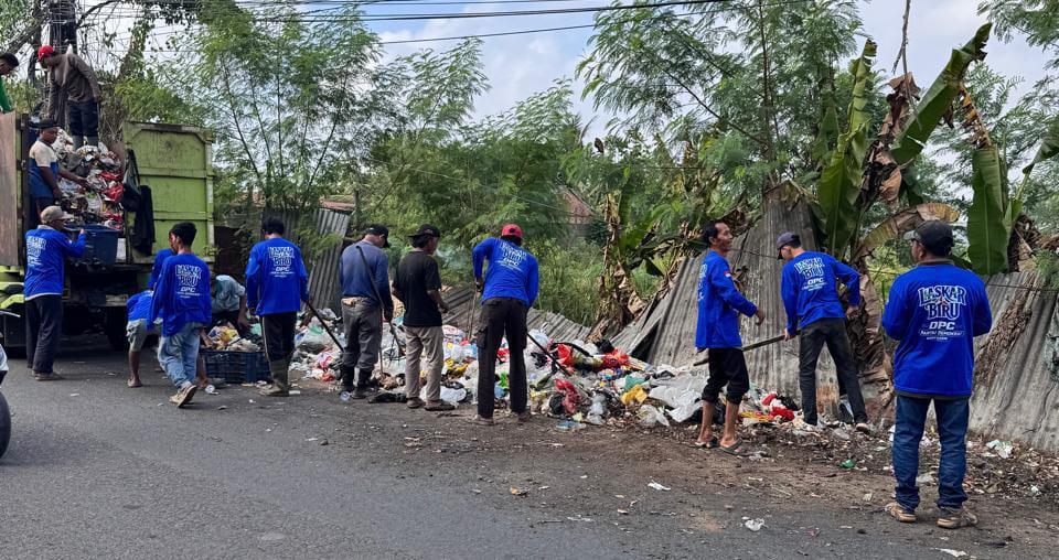 Demokrat Banyuasin Bersama Warga Angkut Lima Ton Sampah Dalam Giat Gerakan Indonesia ASRI Langit Biru