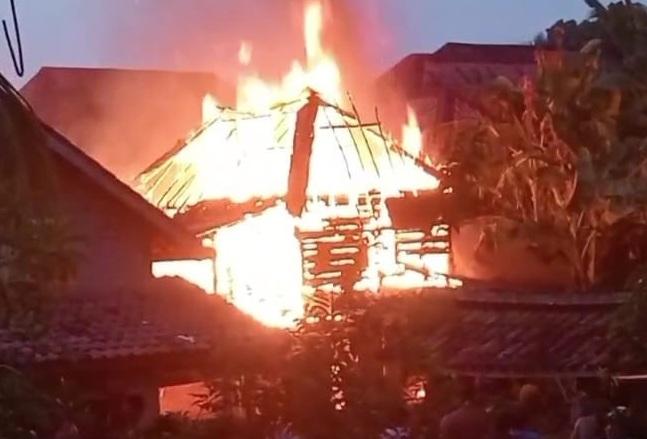 Diduga Akibat Kompor Gas Bocor, Rumah Semi Permanen Hangus Terbakar di Prabumulih: Warga Panik, BPBD Gerak Cepat Padamkan Api