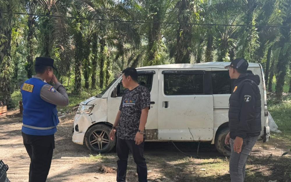 Diduga Sopir Ambil Jalur Terlalu Pinggir, Mobil Pengantar MBG Nyungsep ke Anak Sungai di Muratara, Kerugian Ditaksir Rp8 Juta