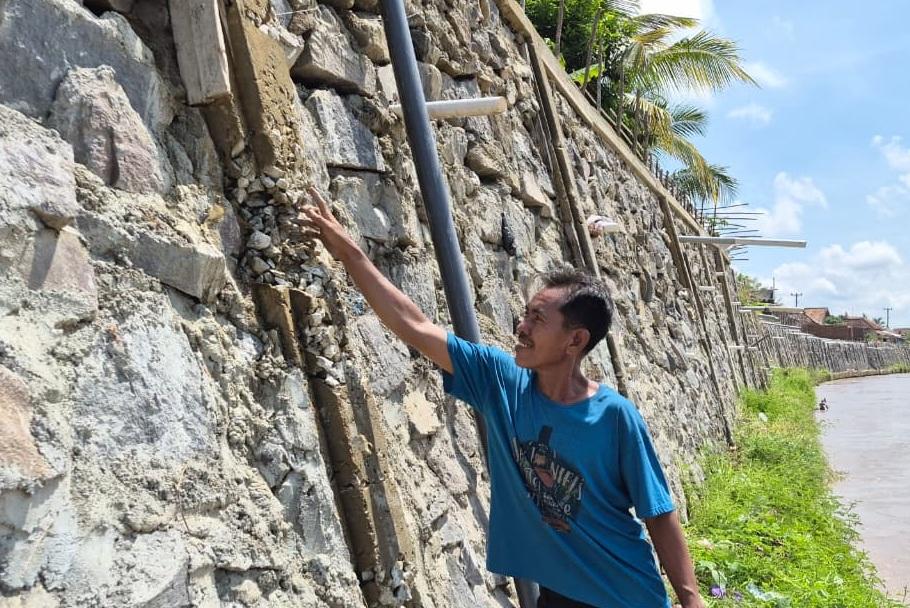 Diduga Tak Sesuai Standar, Proyek Talud Rp15 Miliar di OKU Timur Disorot Warga
