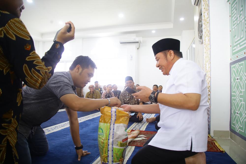 Distribusi Beras Premium untuk ASN dan Honorer, Herman Deru Tegaskan Komitmen Serap Hasil Petani
