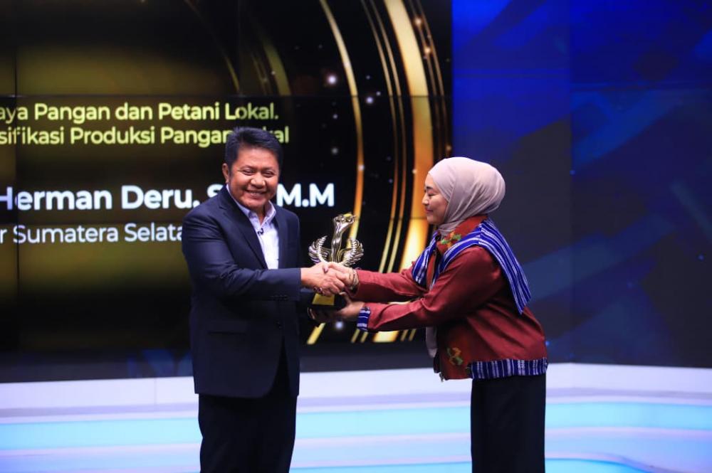 Diversifikasi Pangan Diakui Nasional, Gubernur Sumsel Herman Deru Raih Penghargaan POTY 2025 Metro TV