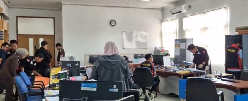 Dugaan Korupsi Program FLPP 2024-2025: Kejari OKU Timur Geledah Kantor Bank SumselBabel Martapura, 163 Dokumen Disita