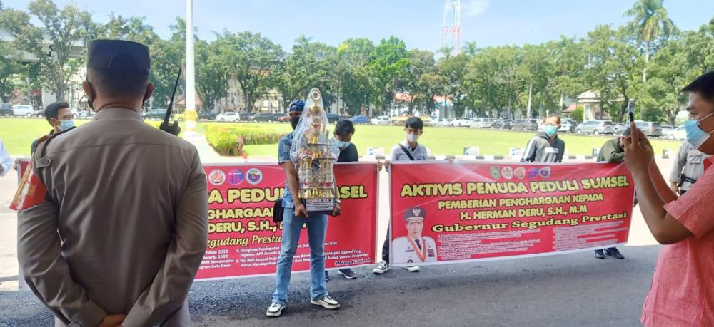 Bawa Piala, Puluhan Aktivis Pemuda Peduli Sumsel Sambangi Kantor Gubernur