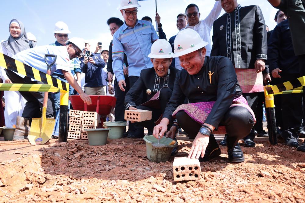 Gubernur Herman Deru Letakan Batu Pertama Pembangunan Jembatan Crossing Pipa Pertamina di Desa Benuang Talang Ubi Kabupaten Pali