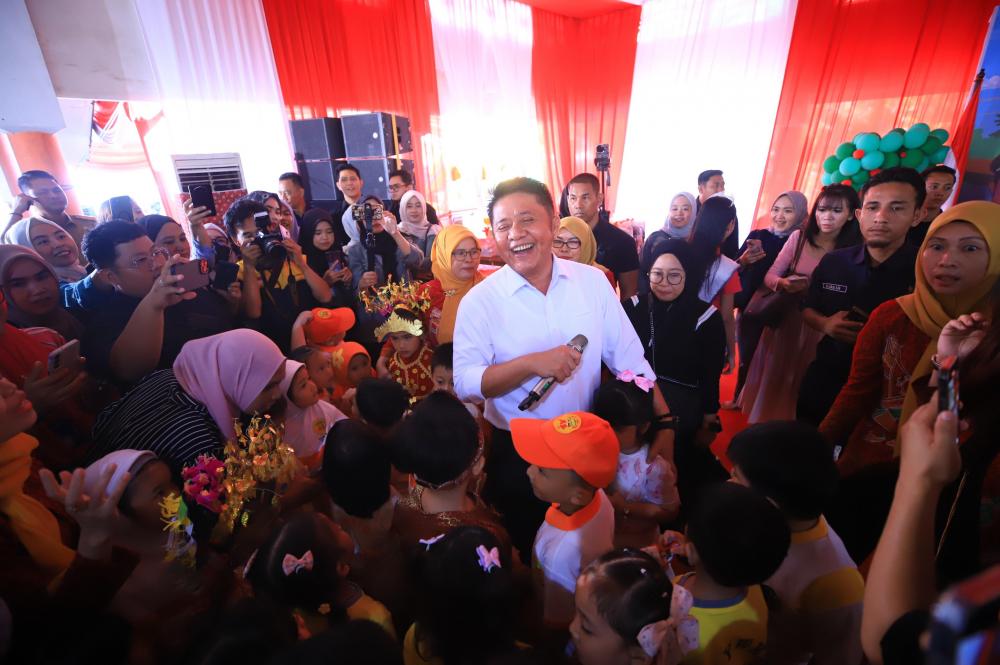 Gubernur Herman Deru Rayakan HAN 2025 dengan Bernyanyi dan Bermain Bersama Anak-Anak