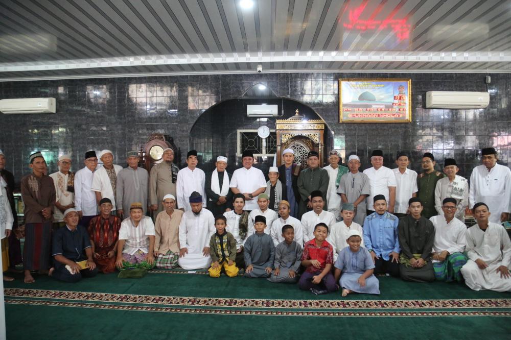 Gubernur Herman Deru Safari Sholat Jumat di Masjid Raudhatul Jannah Ario Kemuning