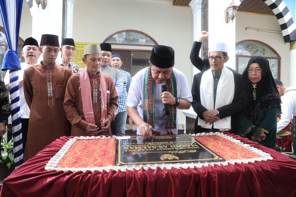 Gubernur Herman Deru Tandatangani Prasasti Peresmian Masjid As-Salman Kelurahan Sukarami Palembang