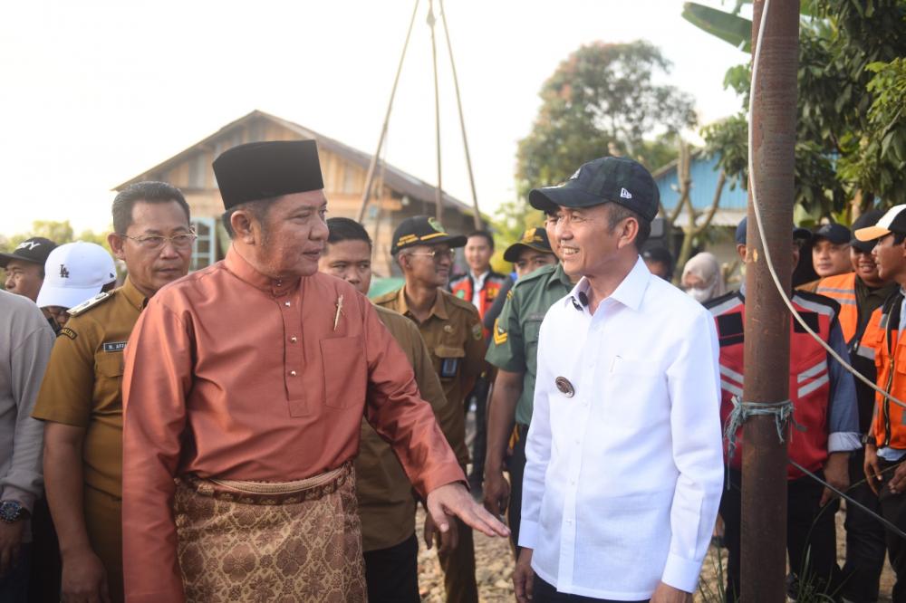 Gubernur Herman Deru Tinjau Pengerjaan Pemasangan Slab on Pile Jalan Lettu Karim Kadir Gandus Palembang