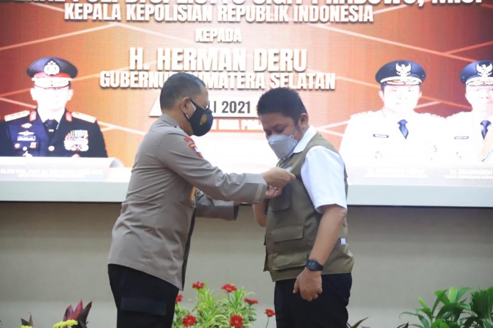 Herman Deru Satu-Satunya Gubernur Penerima Penghargaan Pin Emas Kapolri