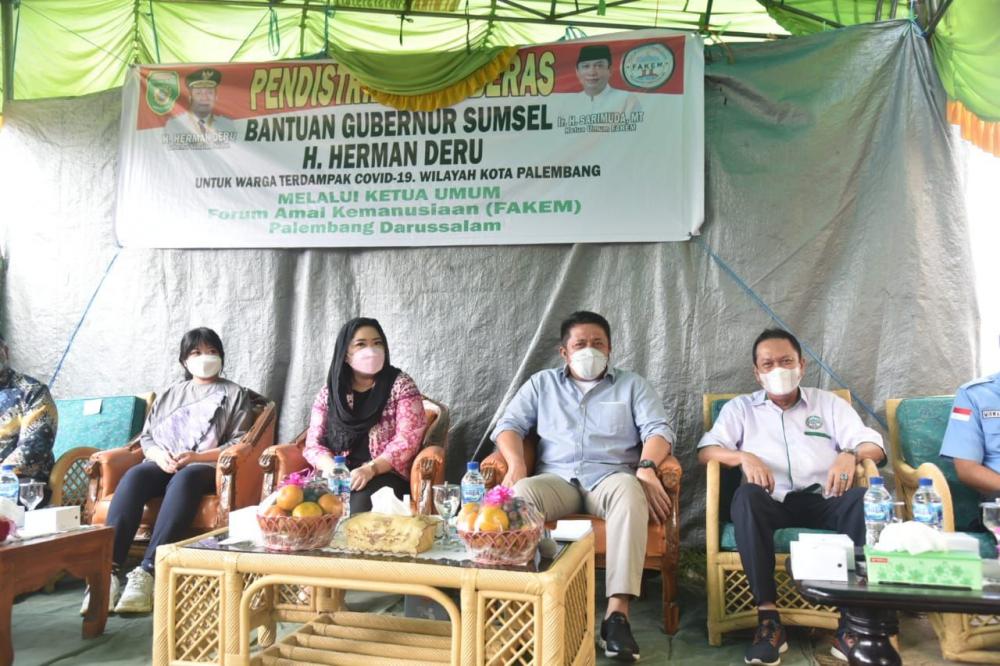 Herman Deru Terus Salurkan Bantuan Beras Bagi Ratusan KK Terdampak Pandemi di Bukit KecilÂ 