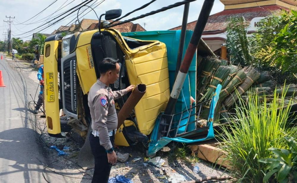 Hindari Kucing Menyeberang Jalan, Truk Canter Tabrak Tiang Listrik di Jalintim Ogan Ilir, Arus Lalu Lintas Sempat Macet Panjang