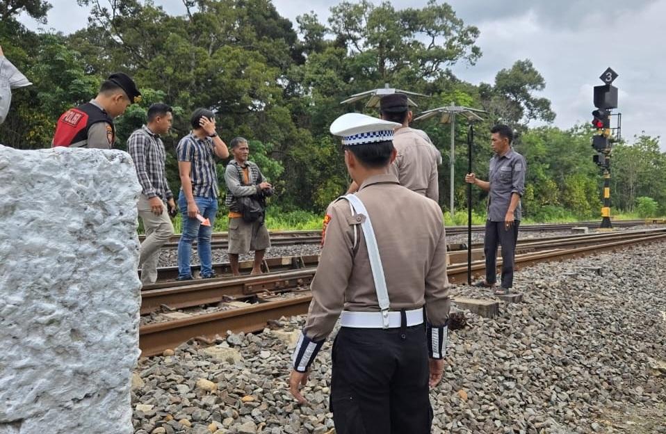 Ibu Rumah Tangga Patah Tangan Disenggol Kereta Api Babaranjang di Muara Enim, Korban Selamat Setelah Dievakuasi