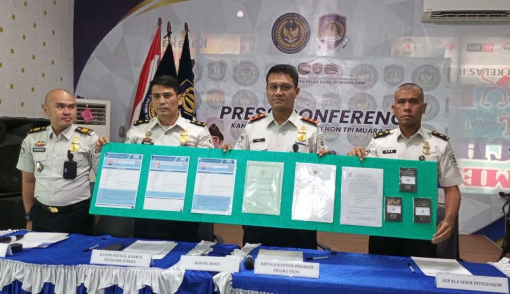 Imigrasi Muara Enim Deportasi WNA Asal Yaman, Diduga Gunakan Perusahaan Fiktif untuk Izin Tinggal Investor
