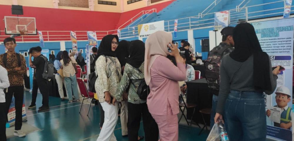 Job Fair Akbar MEMBARA Membludak Diserbu Pencari Kerja, Panitia Siapkan Barcode untuk Cegah Penumpukan