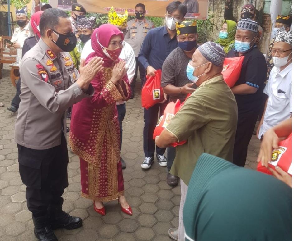 Kapolda Bersama Ketua DPRD Salurkan Bansos Beras Ke Masyarakat Ikawangi Sumsel