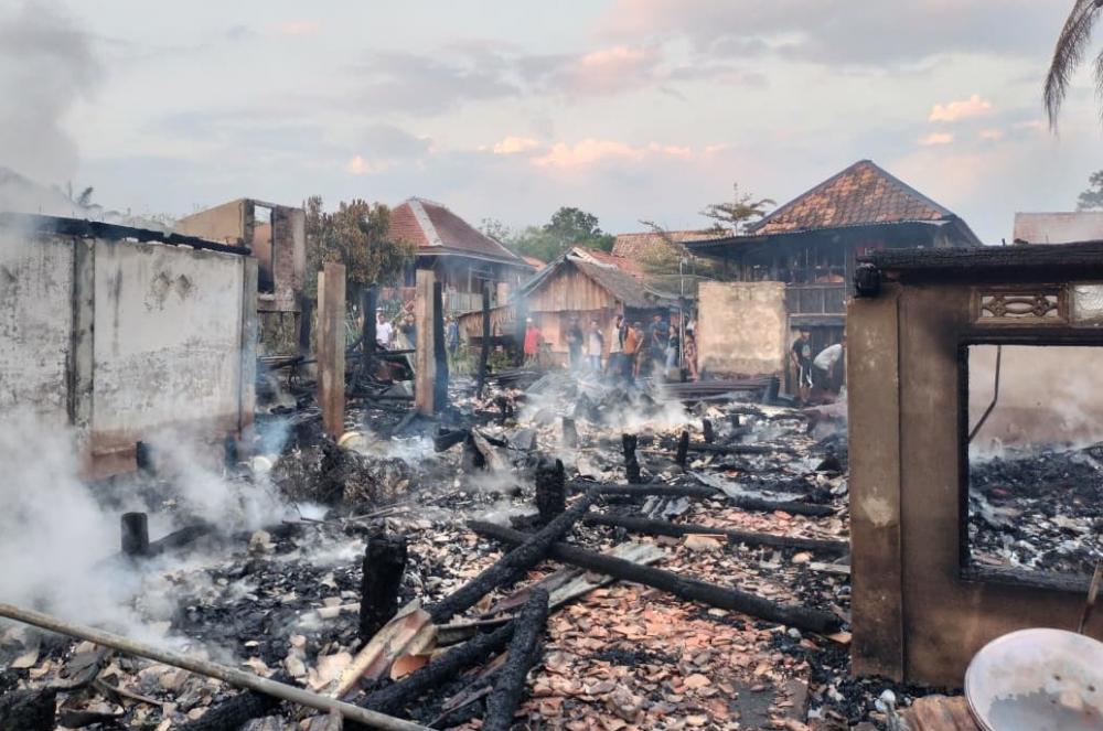 Kebakaran Hebat di Lais Muba, Enam Rumah Ludes Dilalap Api, Kerugian Ditaksir Capai Rp2 Miliar