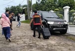 Kejati Sita Satu Koper Dokumen dan Segel Dua Brankas di Kediaman Eddy Hermanto