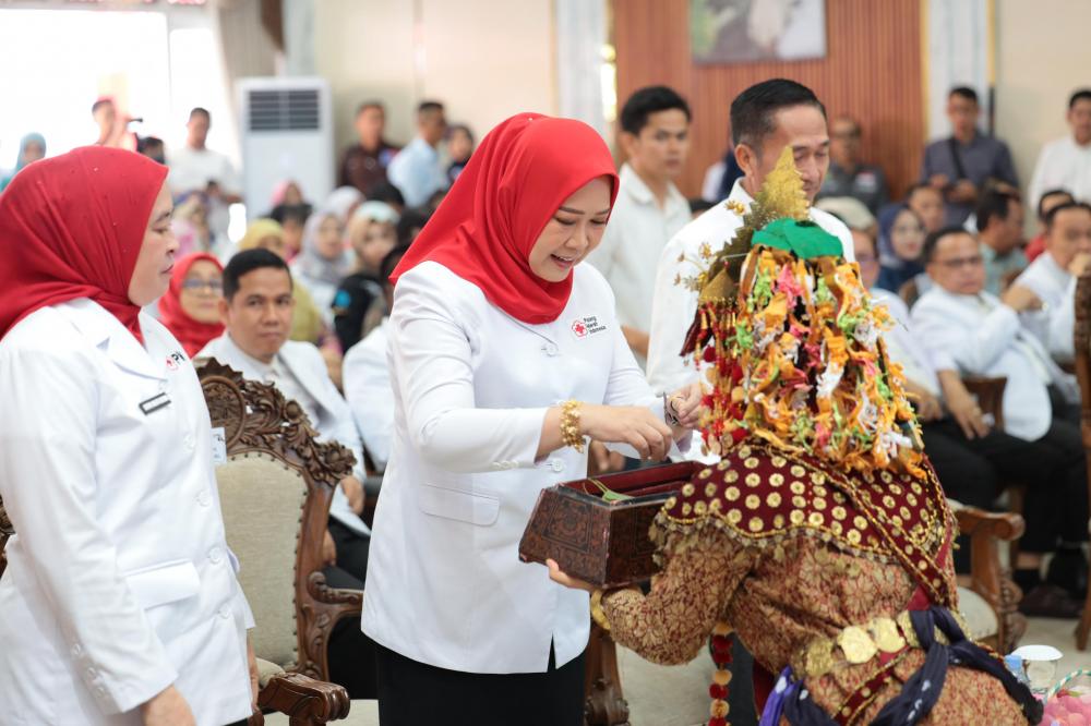 Ketua PMI Sumsel Feby Deru Lantik Dewan Kehormatan dan Pengurus PMI Kota Palembang Masa Bakti 2025-2030