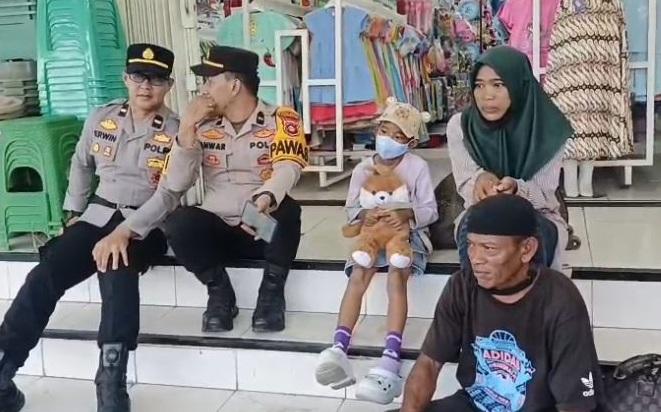 Kisah Haru Keluarga Jalan Kaki 3 Bulan dari Surabaya ke Muba, Diselamatkan Polisi di OKU
