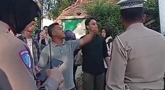 Mahasiswa Unsri Stop Bus DAMRI, Protes Aturan Transportasi: “Turunkan Pak, Biar Kami Sama-sama Jalan Kaki”