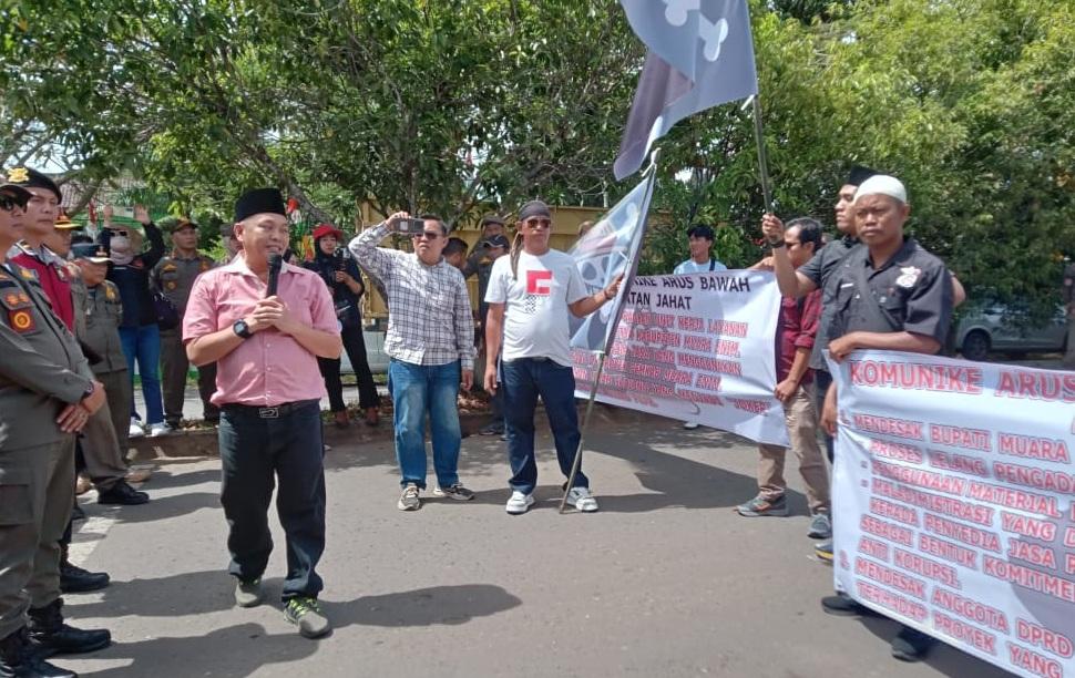 Massa KABAPJ Geruduk DPRD Saat HUT Muara Enim ke-79, Layangkan Tuntutan Dugaan Korupsi Proyek dan Pajak Galian C