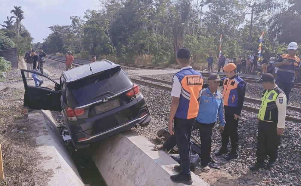 Mobilio Ringsek Ditabrak KA Babaranjang di Perlintasan Tanpa Palang Pintu Muara Enim, 4 Penumpang Selamat