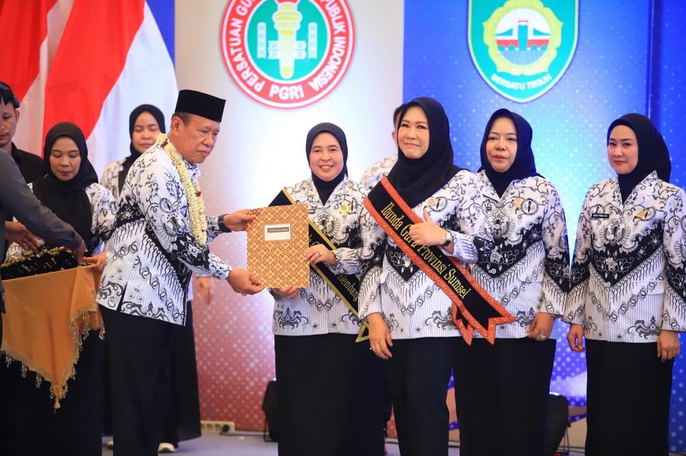 Momentum HUT ke-80 PGRI, Feby Deru Terima Amanah sebagai Bunda Guru Sumsel