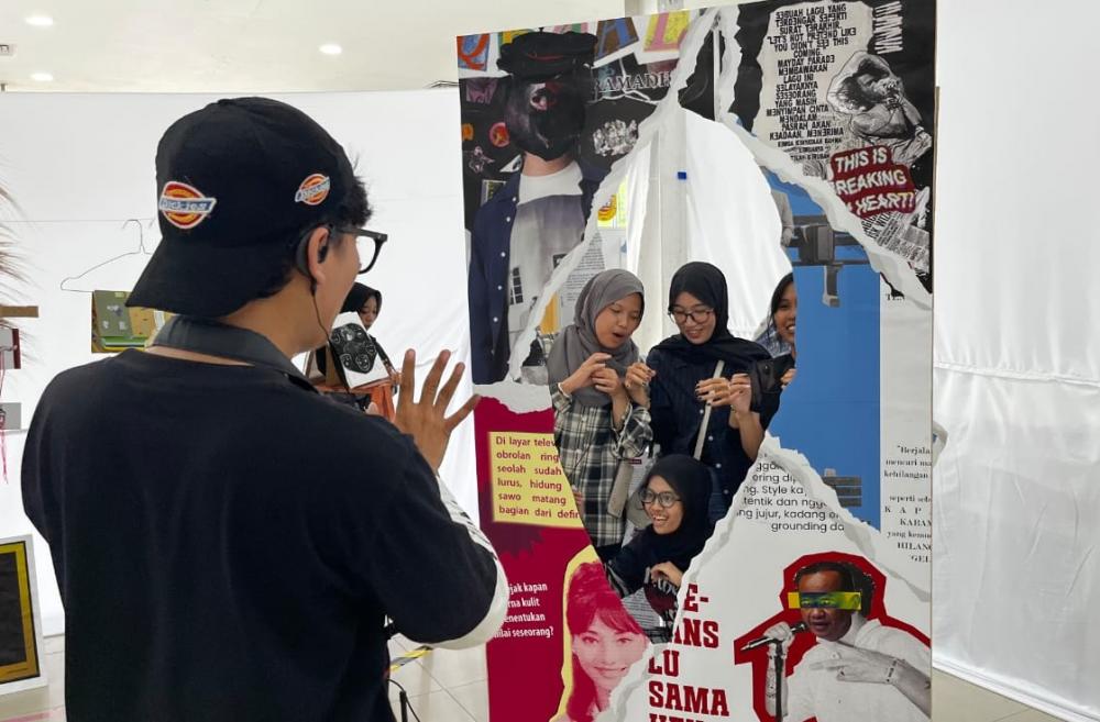 Pameran Seni Masa-Sama Angkat Isu Apatisme Lewat Budaya Nongkrong, 61 Karya Cetak dan Instalasi Dipamerkan