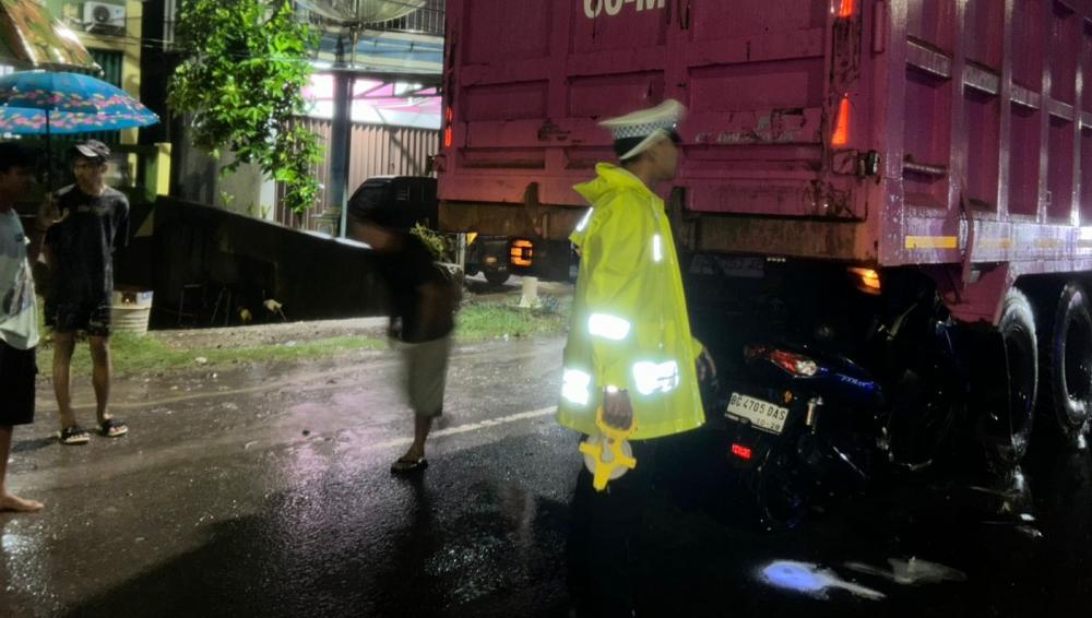 Pelajar SMA Tewas Usai Tabrak Truk Tronton yang Parkir di Pinggir Jalan Saat Hujan Deras