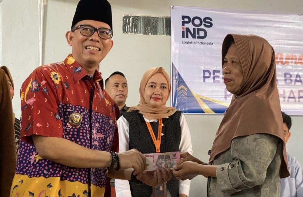 Penyaluran Bansos PKH dan BPNT untuk 2.374 KPM di OKU Raya, Bupati Teddy Meilwansyah Tekankan Jaga Daya Beli Masyarakat