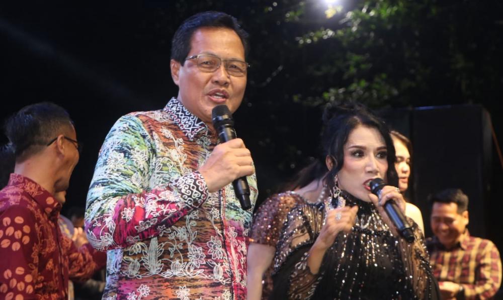 Pesta Rakyat HUT ke-79 Meriah, Rita Sugiarto Sukses Goyang Ribuan Warga Muara Enim