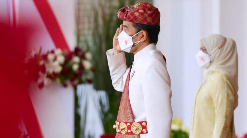 Pimpin Upacara di Istana Merdeka, Presiden Jokowi Kenakan Pakaian Adat Lampung