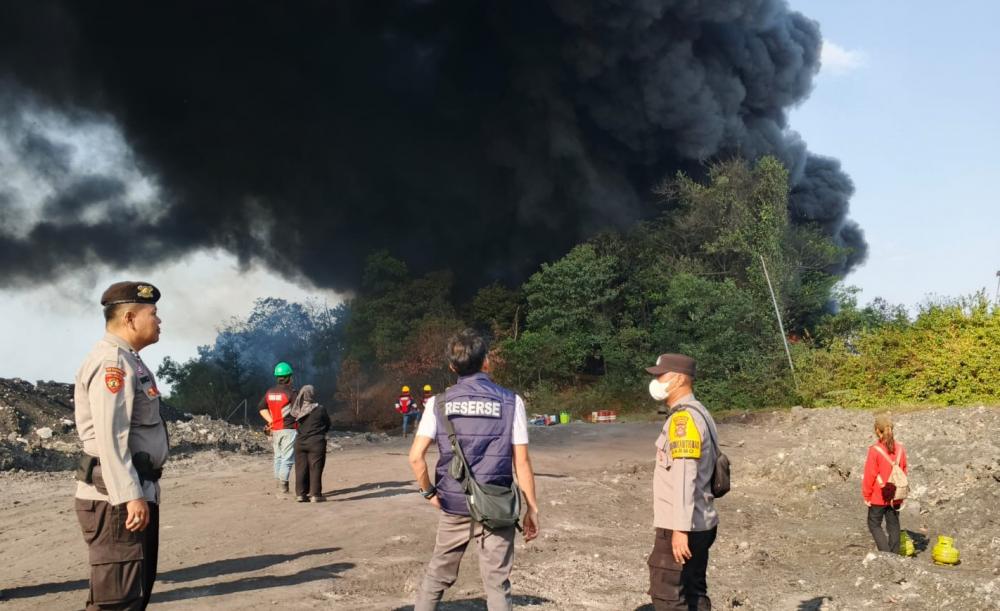Pit 2 PTBA Muara Enim Terbakar, Api Lahap Semak Belukar dan Ban Bekas