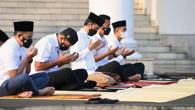 Presiden Jokowi dan Ibu Iriana Laksanakan Salat Idul Fitri di Halaman Istana Bogor